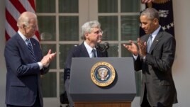 Thẩm phán Merrick Garland (giữa) đứng cùng Tổng thống Obama (phải) và Phó tổng thống Joe Biden (trái) tại Vườn Hồng của Tòa Bạch Ốc ngày 16/3/2016. 