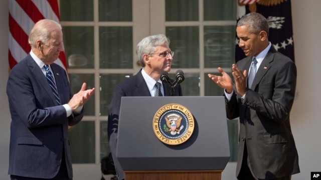 Thẩm phán Merrick Garland (giữa) đứng cùng Tổng thống Obama (phải) và Phó tổng thống Joe Biden (trái) tại Vườn Hồng của Tòa Bạch Ốc ngày 16/3/2016. 