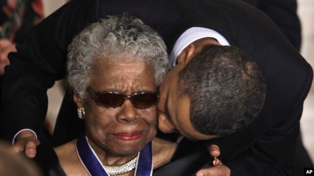 Tổng thống Hoa Kỳ Barack Obama hôn bà Maya Angelou sau khi trao tặng bà Huân chương Tự Do, 15/2/11