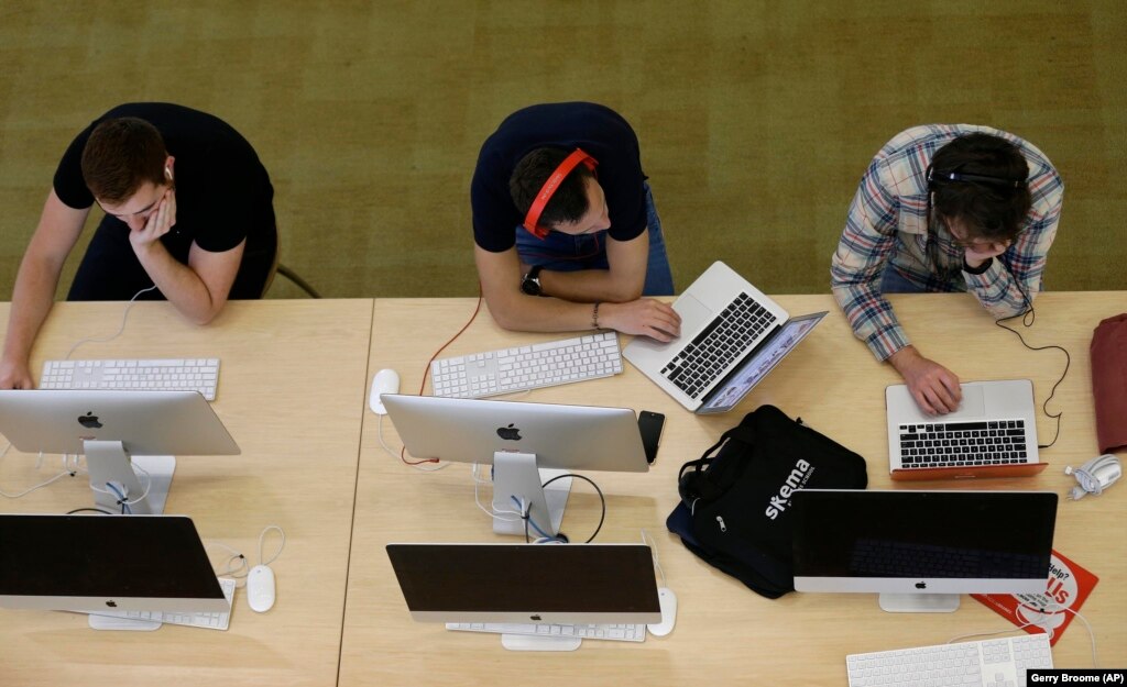 Does Technology Belong in College Classrooms? - Voice of America