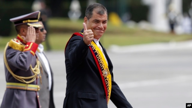  Rafael Correa cesó a la cúpula militar el 26 de febrero cuando todavía debían ser reemplazados en sus puestos en abril.