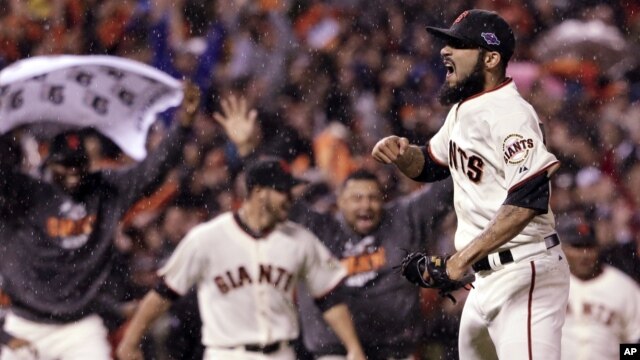 El pitcher relevista de los Gigantes de San Francisco, Sergio Romo, celebra la victoria en el sétimo juego contra los Cardenales de San Luis.