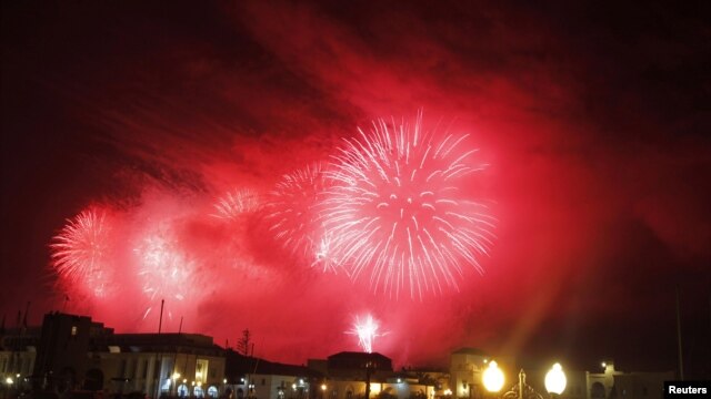 Fireworks explode above Sidi Fredj beach during the celebration of the 50th anniversary of Algerian independence from France, which occupied Algeria for 132 years, in Algiers, July 5, 2012. 