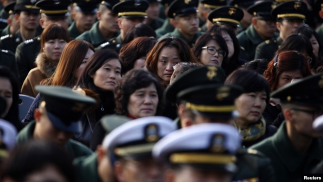 Dân chúng và binh sĩ dự lễ đánh dấu ngày Bắc Triều Tiên pháo kích vào đảo Yeonpyeong giết chết 2 binh sĩ Nam Triều Tiên và 2 thường dân