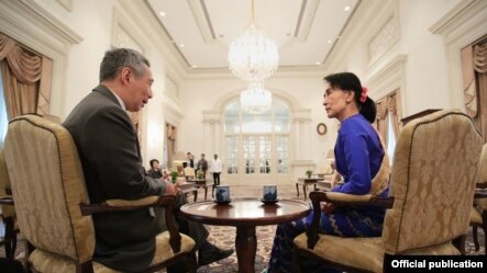 ျမန္မာ့ဒီမိုကေရစီေခါင္းေဆာင္ ေဒၚေအာင္ဆန္းစုၾကည္နဲ႔ စကၤာပူ၀န္ႀကီးခ်ဳပ္ Lee Hsien Long တုိ႔ ၂၃ စက္တင္ဘာလ ၂၀၁၃ က ေတြ႔ဆံုၾကစဥ္။ (ဓာတ္ပံု - https://www.facebook.com/leehsienloong)