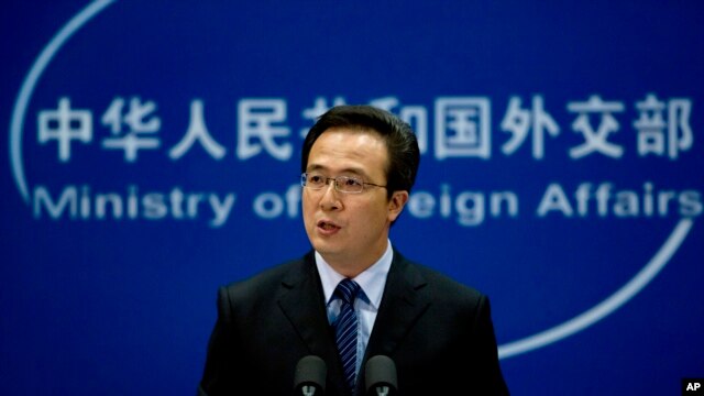 Phát ngôn viên Bộ Ngoại giao Trung Quốc Hồng Lỗi tuyên bố 'chủ quyền không thể tranh cãi đối với quần đảo Trường Sa và vùng nước lân cận'.