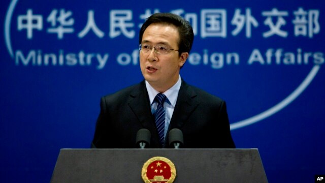Phát Ngôn viên Hồng Lỗi của Bộ Ngoại giao Trung Quốc Hồng Lỗi đề nghị Hoa Kỳ phải có “thái độ công bằng và hợp lý” đối với những tranh chấp ở Biển Đông.