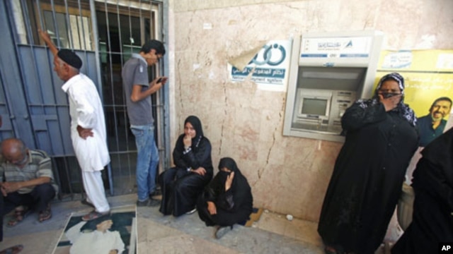 Libyans waits outside a branch of the North Africa Bank to get 250 Libyan dinars ($200) at the Souk al-Djoumaa district in Tripoli, Libya, August 2011. (file photo)
