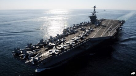 El secretario Ash Carter visita el portaviones USS John C. Stennis (CVN 74) en el mar de la China Meridional.