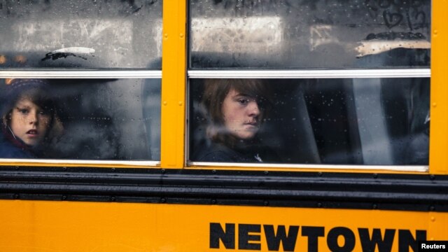 Des étudiants dans bus d'école arrivant au lycée de Newtown, Connecticut  18 décembre, 2012.