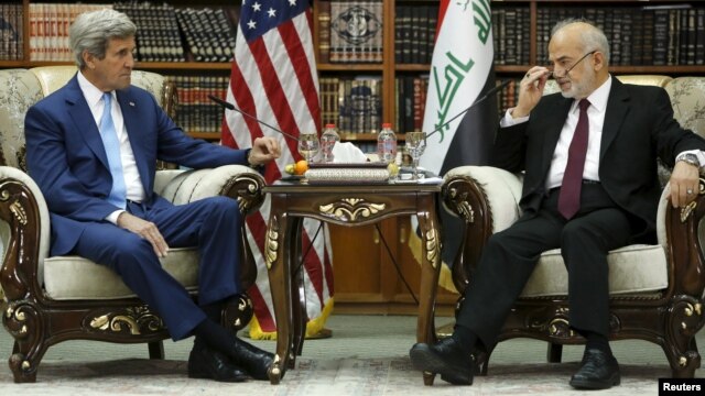 Ngoại trưởng Iraq Ibrahim al-Jaafari (phải) tiếp đón Ngoại trưởng Mỹ John Kerry trong thư viện biệt thự ngoại trưởng ở Baghdad, Iraq, ngày 8/4/2016. 