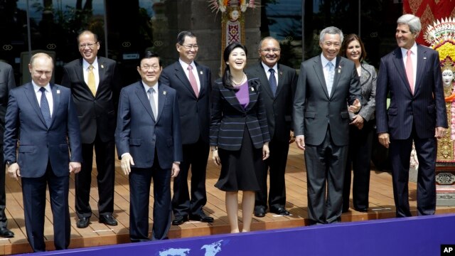 Sebagian pemimpin wilayah Asia Pasifik berfoto dalam penutupan KTT APEC di Bali (8/10). (AP/Dita Alangkara)