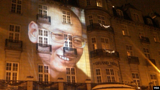 2010年12月10日，为刘晓波缺席颁发诺贝尔和平奖之夜，他的形象投映在举行诺和奖晚宴的奥斯陆大酒店的正面外墙上(美国之音王南拍摄)