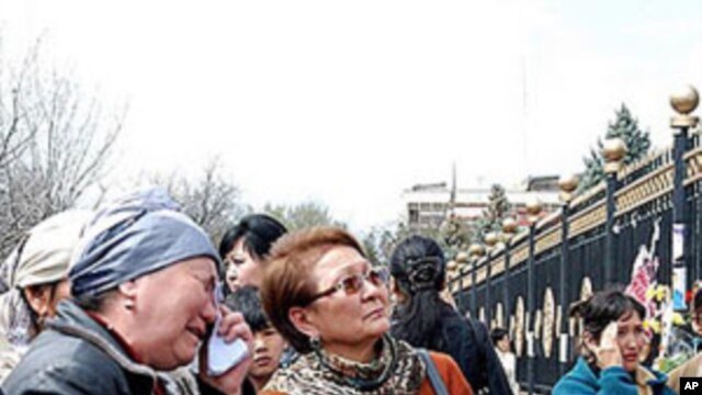 Kyrgyzstan mourners in front of the country's White House, 13 Apr 2010