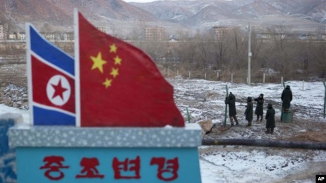 지난달 8일 두만강 인근 중국 마을의 중국 병사들.