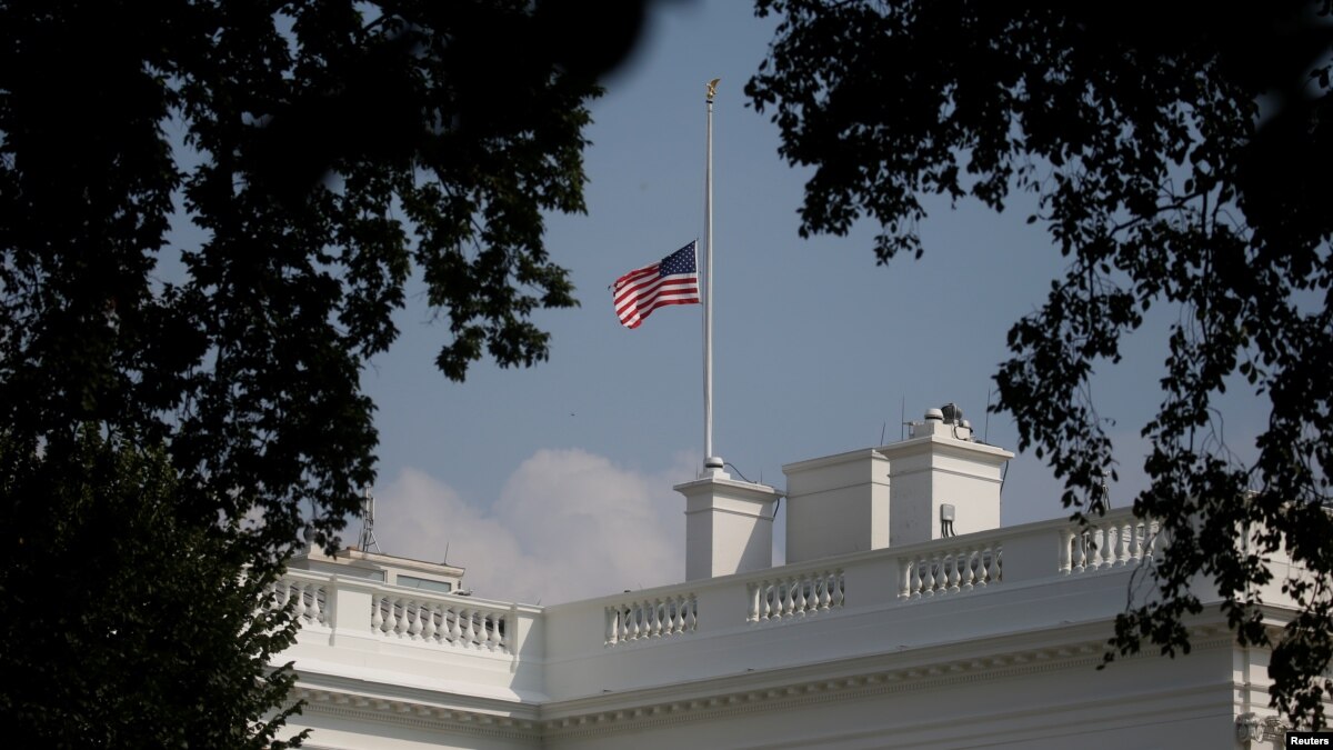 Casa Blanca vuelve a colocar bandera a media asta hasta sepelio de McCain
