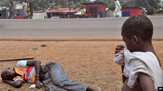 Một người đàn ông bị nghi nhiễm Ebola nằm trên đường phố Monrovia, Liberia.