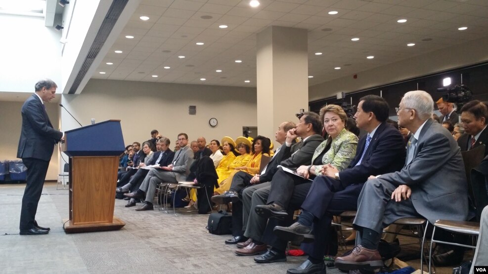 Phó Trợ lý Ngoại trưởng phụ trách về dân chủ, nhân quyền và lao động Scott Busby phát biểu tại buổi lễ hàng năm đánh dấu Ngày Nhân quyền Việt Nam ở trụ sở Quốc hội Mỹ, ngày 11/5/2016.