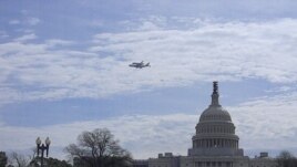 El Discovery volando alrededor del Capitolio de Washington.