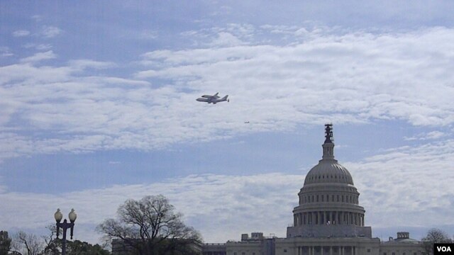 El Discovery volando alrededor del Capitolio de Washington.