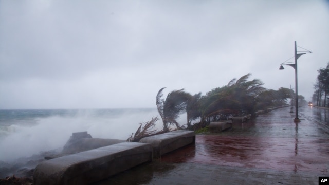 Gió mạnh và sóng lớn do bão Erika mang tới đập vào bờ biển Santo Domingo, Cộng hòa Dominica, ngày 28/8/2015.