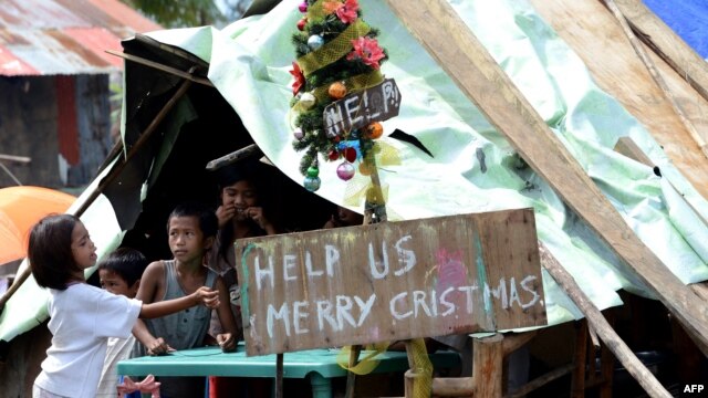 Trẻ em trong một khu tạm trú trong tỉnh Samar, Philippines 28/11/13
