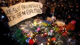 Người dân giơ một biểu ngữ đoàn kết tại Brussels sau vụ đánh bom ở Brussels, Bỉ, ngày 22 tháng 3 năm 2016. 
