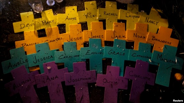 Lanza utilizó un arma de asalto, propiedad de su madre, para la masacre.