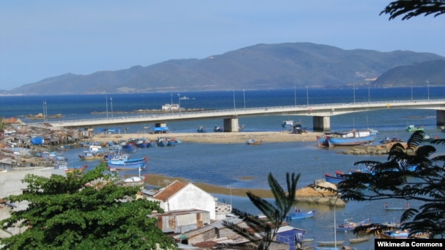 Cầu Trần Phú bắc qua sông Cái, Nha Trang.