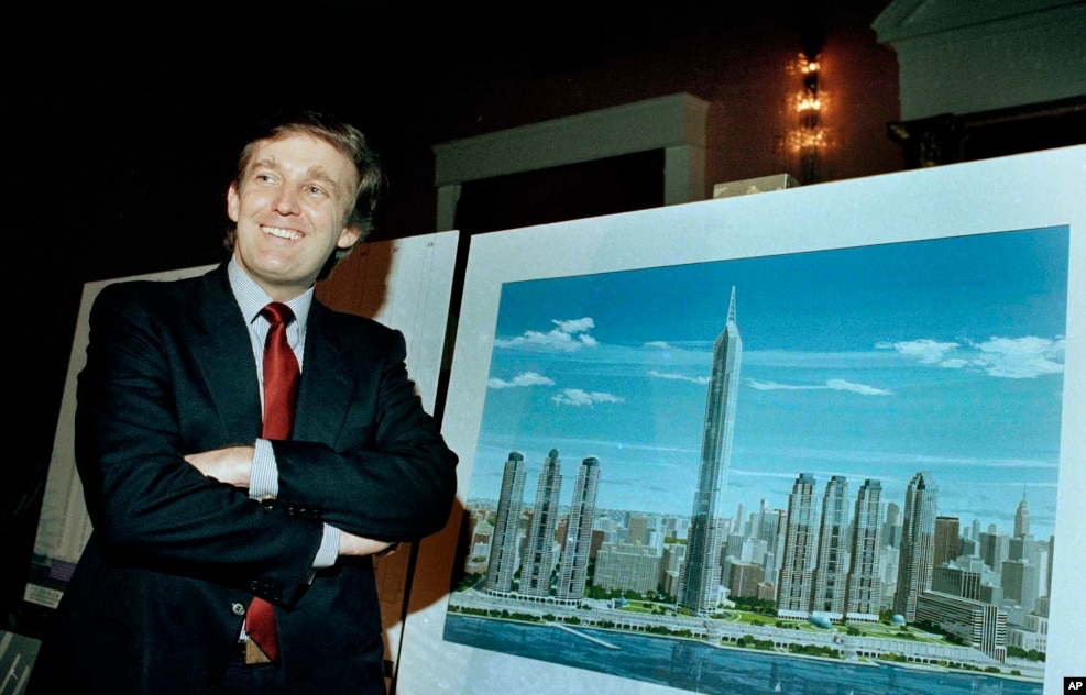 1985年11月18日，房地產大亨川普展示藝術家的構想——紐約電視城