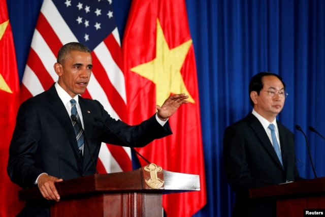 Tổng thống Mỹ Barack Obama phát biểu trong cuộc họp báo chung với Chủ tịch nước Việt Nam Trần Đại Quang tại Hà Nội, ngày 23/5/2016. Tổng thống Obama nói Hoa Kỳ và Việt Nam vẫn còn những bất đồng về nhân quyền và mỗi thương vụ bán vũ khí sẽ được xét duyệt trên căn bản từng trường hợp một.