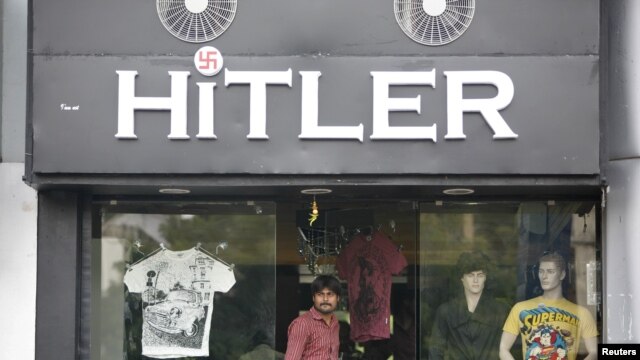 Cửa hàng bán quần áo có tên là 'Hitler' ở thành phố Ahmedabad, miền tây Ấn Độ 