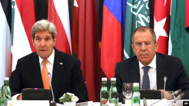 Ngoại trưởng Mỹ John Kerry, trái, và Ngoại trưởng Nga Sergey Lavrov họp tại Vienna, Áo, 14/11/2015.