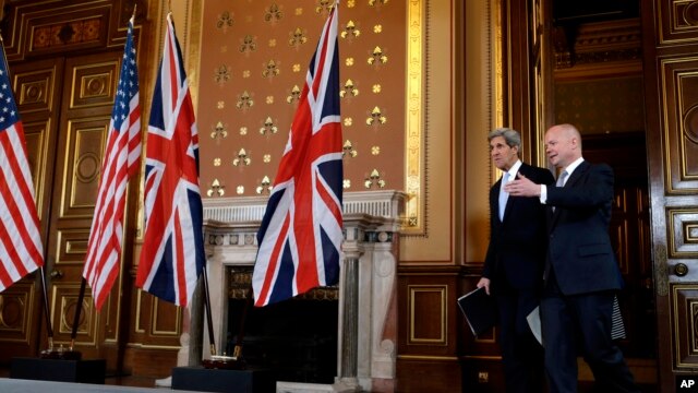 Ngoại trưởng Mỹ John Kerry và Ngoại trưởng Anh William Hague tại London, ngày 25/2/2013. 