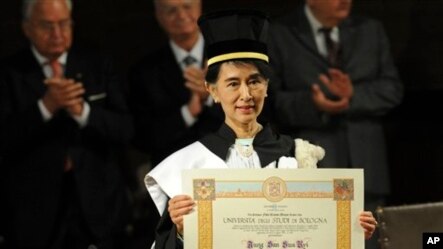 ေဒၚေအာင္ဆန္းစုၾကည္ Bologna တကၠသုိလ္က ခ်ီးျမႇင့္တဲ့ ဂုဏ္ထူးေဆာင္ ပါရဂူဘဲြ႔ကုိ လက္ခံရယူစဥ္။ (ေအာက္တိုဘာလ ၃၀၊ ၂၀၁၃။)