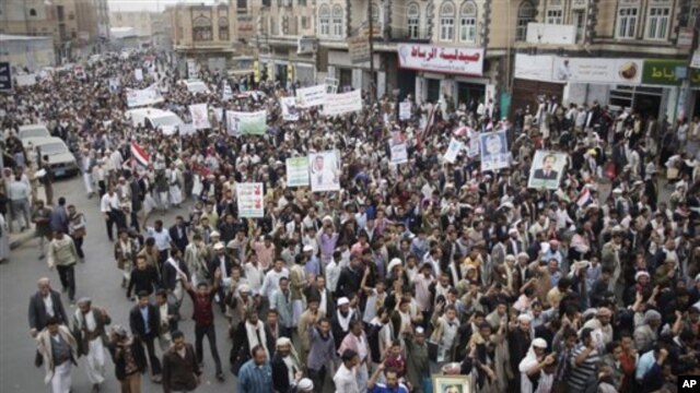Thousands of protesters march during a demonstration demanding the prosecution of Yemen's President Ali Abdullah Saleh in Sana'a,  Nov. 24, 2011.