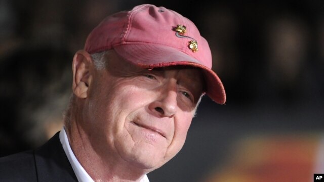 El director Tony Scott llega a la premiere de "Unstoppable" en Los Ángeles, el 26 de octubre de 2010. Scott se lanzó ayer de un puente en el condado de Los Ángeles y dejó una nota en su auto.