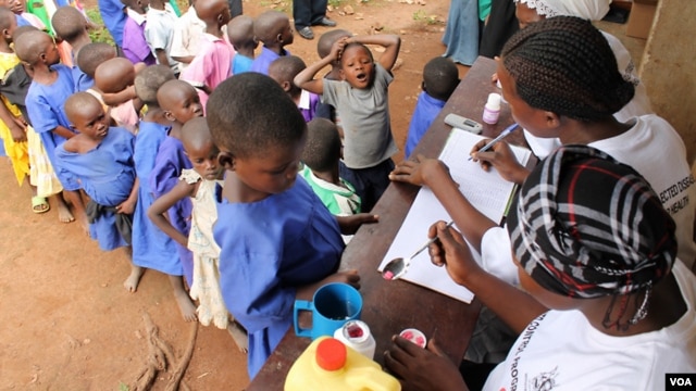 Primary school children line up for trachoma medicine in Buniantole, eastern Uganda, September 12, 2012. (Hilary Heuler/VOA)