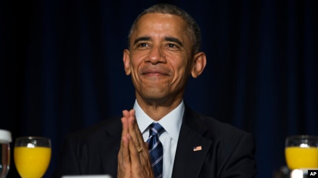 Tổng thống Obama chào Đức Đạt Lai Lạt Ma trong lễ Cầu nguyện Toàn quốc ở Washington, ngày 5/2/2015.