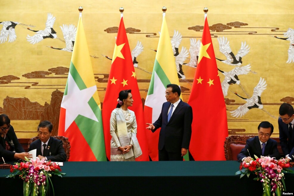ေဒၚေအာင္ဆန္းစုၾကည္နဲ႔ တရုတ္၀န္ႀကီးခ်ဳပ္ လီခခ်န္းတို႔ ဦးေဆာင္တဲ့ ကိုယ္စားလွယ္အဖြဲ႔ဟာ ၂ ႏိုင္ငံအက်ဳးိတူပူးေပါင္းေဆာင္ရြက္ေရးလက္မွတ္ေရးထိုး