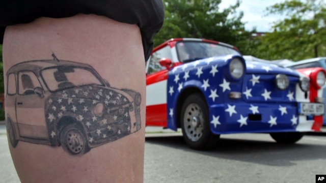 Las revisiones de tatuajes, limitan las posibilidades principalmente de los hispanos de obtener una licencia de trabajo.