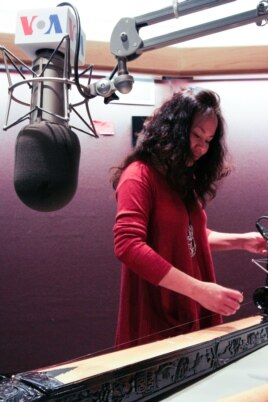 Nghệ sĩ Vân Ánh chơi một khúc đàn bầu tại phòng thu đài VOA.