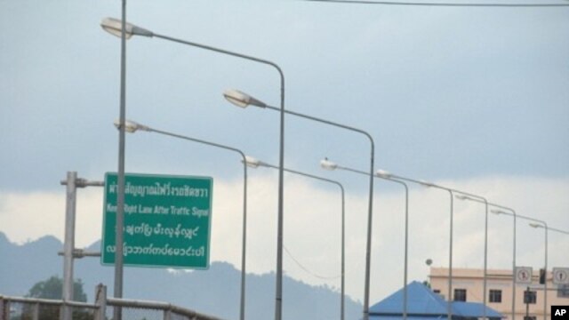 Bridge that connects Thai border town of Mae Sot to Burma