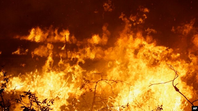 Dos incendios en el occidente y este de Sacramento han sido modestamente controlados, dijo el gobernador Jerry Brown.