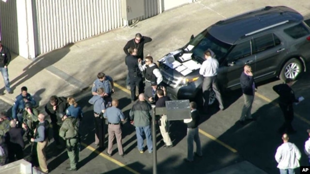 Hình ảnh từ video do đài Fox 31 Denver quay các cảnh sát tại trường trung học Arapahoe ở Colorado, nơi xảy ra vụ nổ súng, 13/12/2013