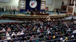 Afghan သမၼတ Hamid Karzai  ကဘူးတြင္ မိန္႔ခြန္းေျပာစဥ္။ (ႏိုဝင္ဘာ ၂၁၊ ၂၀၁၃)
