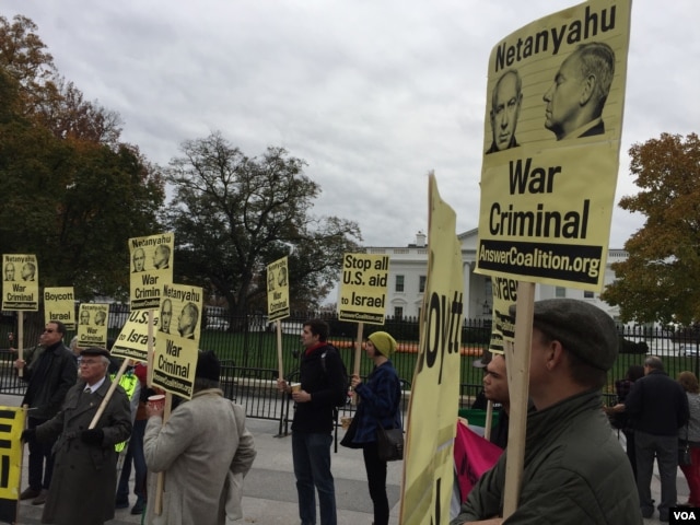 Protestors demonstrate against Israeli Prime Minister Benjamin Netanyahu's talks with President Barack Obama outside the White House, calling for an end to U.S. aid to Israel, Nov. 9, 2015. (A. Pande/VOA)