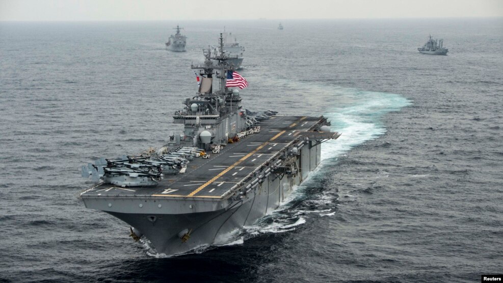 Tàu sân bay USS Boxer trong một cuộc tập trận. Ngày 16/6/2016, tàu sân bay USS Boxer mở cuộc tấn công đầu tiên chống Nhà nước Hồi giáo từ vị trí của tàu tại vùng Vịnh.