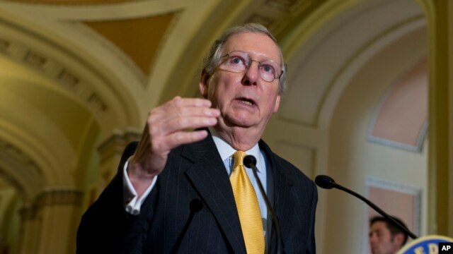 Thượng nghị sĩ Mitch McConnell nói chuyện trong cuộc họp báo tại trụ sở Quốc hội, 21/5/13