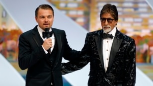 Aktor Leonardo DiCaprio (kiri) dan Amitabh Bachchan mempromosikan film yang mereka  bintangi, 'The Great Gatsby', di Festival Film Cannes. (Foto: Reuters)